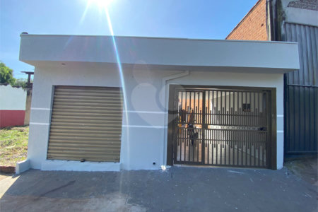 Casa térrea com salão comercial para venda no Santa Felícia.