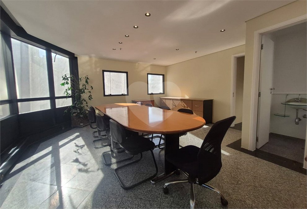 Conjunto comercial reformado na Cincinato Braga — 87 m², 2 vagas e a 1 quadra do Metrô Brigadeiro