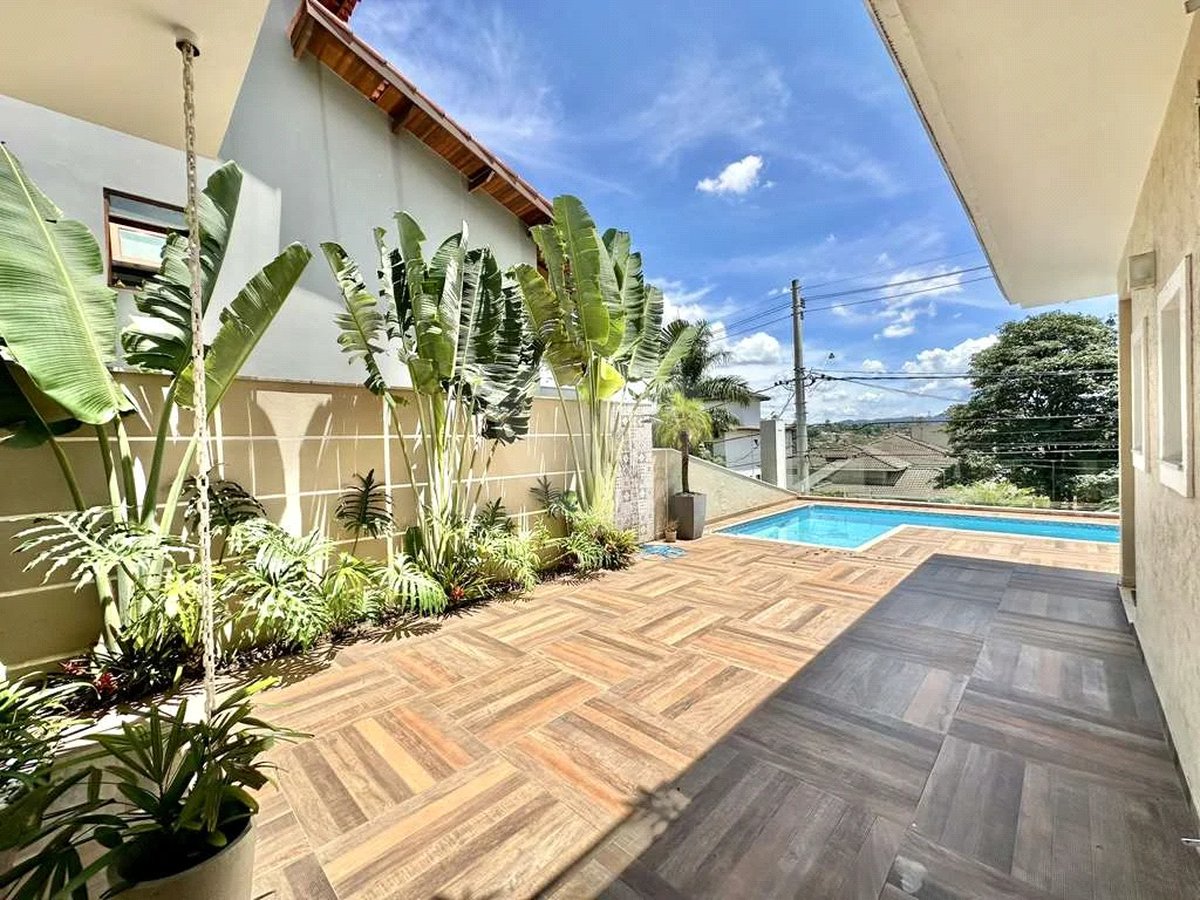 Casa em condomínio Impecável, 4 dorms / 2 suítes, varanda gourmet, piscina, 3 lareiras