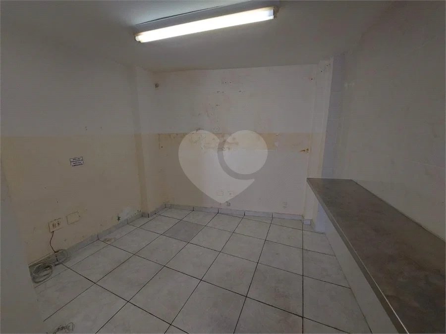 GALPÃO COMERCIAL DE 220,0 M² COM 02 BANHEIROS, COPA COM REFEITORIO, MEZANINO E VAGA DE GARAGEM PARA LOCAÇÃO NA LAPA