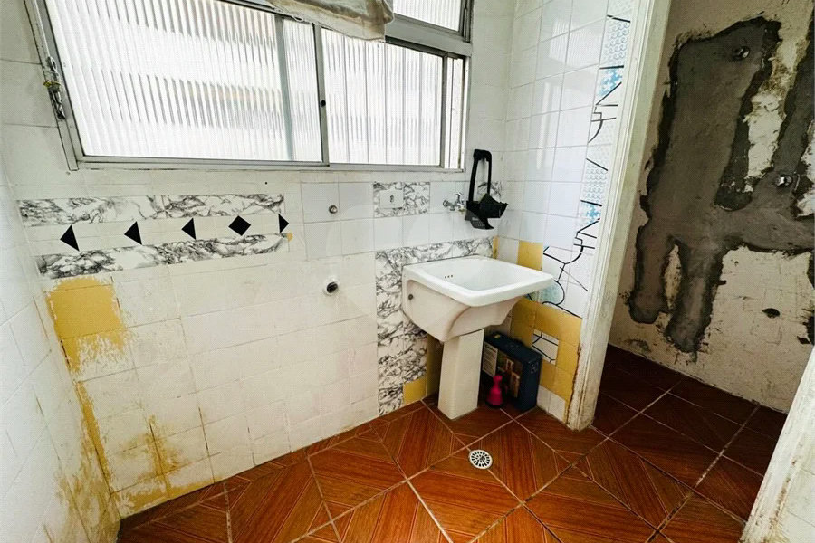 Vende-se Apartamento de 2 Quartos com Sacada na Vila Mascote