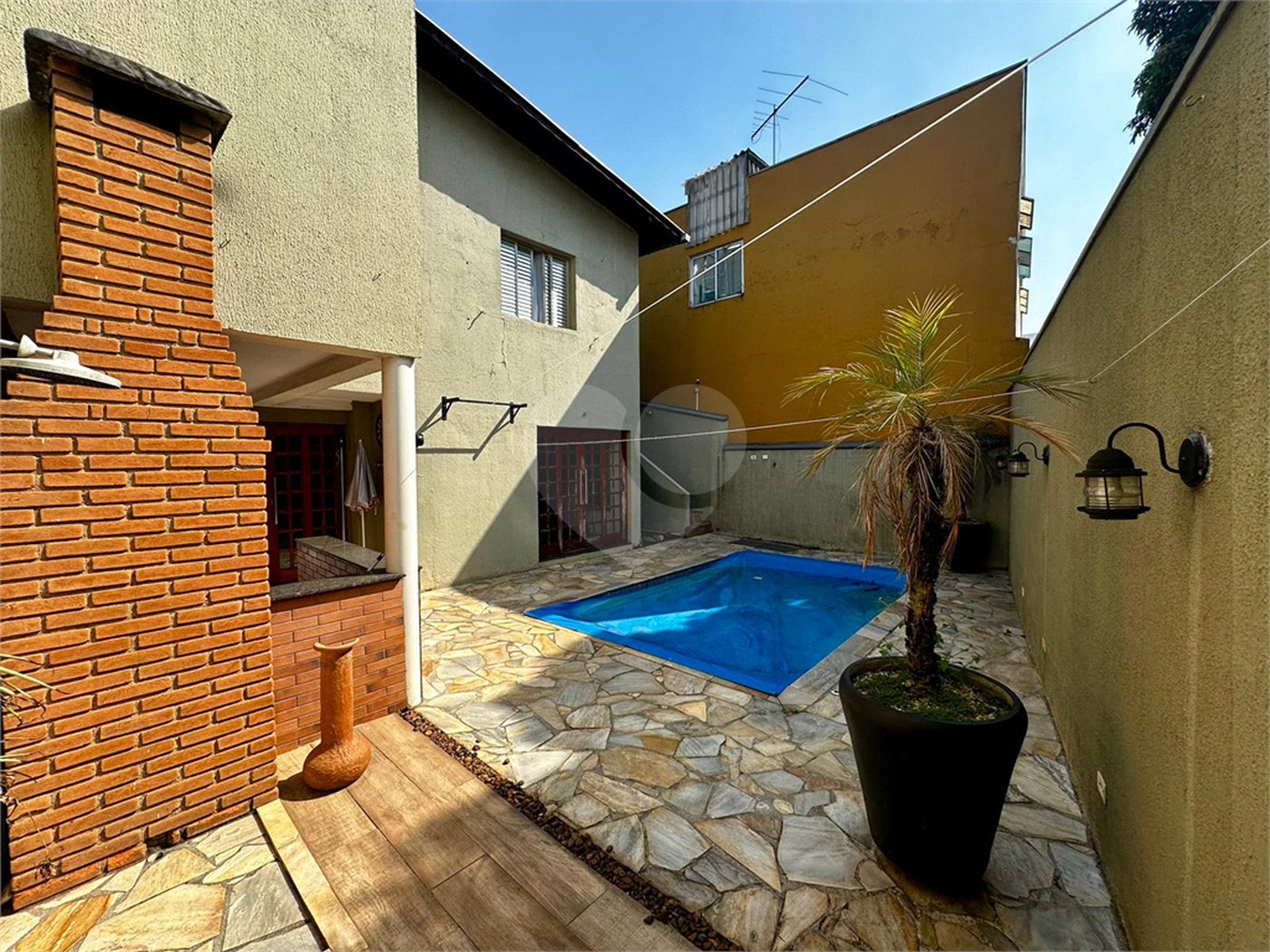 Casa com Piscina e Churrasqueira | 2 Suítes | Edícula | 3 Vagas | 275m²