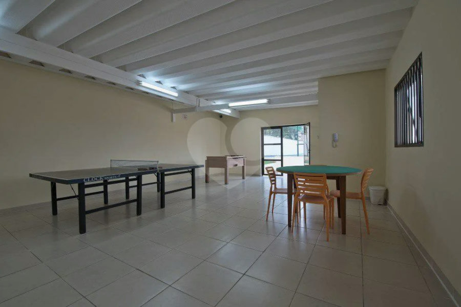 Linda cobertura Duplex om 3 dormitórios, sendo uma suíte com armários e ar condicionado e 2 vagas .