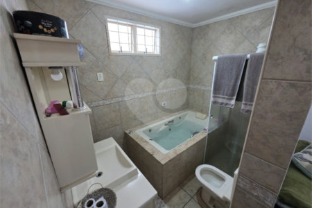Casa térrea à venda no Douradinho com 2 quartos e edícula com mais dois quartos e 2 banheiros.