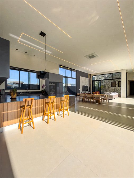 Indaiatuba - Quintas da Terracota - 1252 m² de terreno - casa térrea com 514 m² de área construída -3 vagas de garagem cobertas e 3 descobertas Lavabo - Sala de estar e jantar amplas e integradas - Escritório privativo - Cozinha toda equipada com geladeira, forno, micro-ondas, lava-louças,