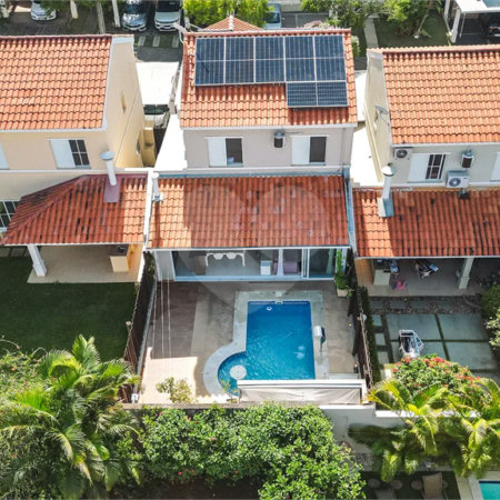 Indaiatuba - Condomínio Casabella - Casa 63 - 173,35 m² Terreno - Sobrado com 150 m² de Área Construída - 2 Vagas de Garagem cobertas - Sala de TV integrada com a sala de jantar - Lavabo - Cozinha com balcão americano conectando com a sala de jantar - Lavanderia nova separada da cozinha - Escritório