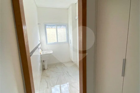 Casa Nova para Venda ou Locação em Condomínio | 3 Suítes e Quintal Privativo
