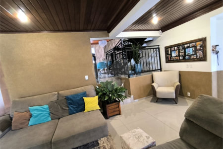 Casa à Venda no Santa Marta com 3 Suítes e Piscina