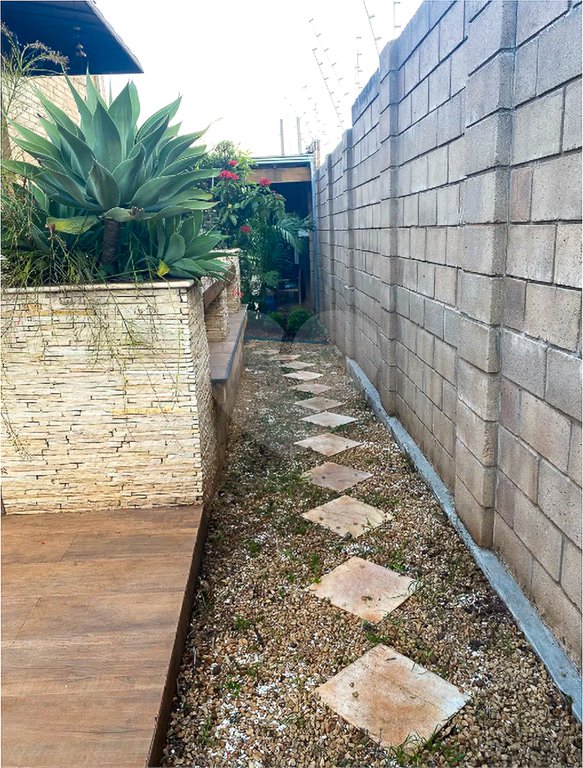 Casa Térrea com Acabamento em Tijolo Aparente e Quintal Amplo - Próximo ao Shopping Iguatemi
