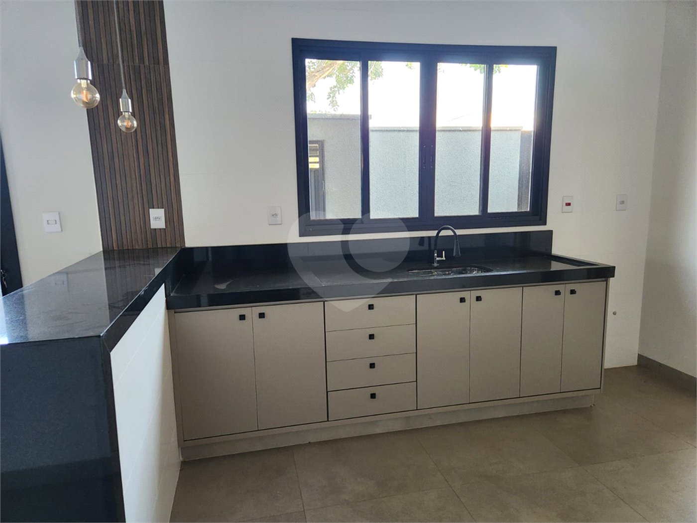 Casa à venda com 3 quartos, sendo 1 suíte, no condomínio Jd. Parque Alvorada, Araraquara - SP