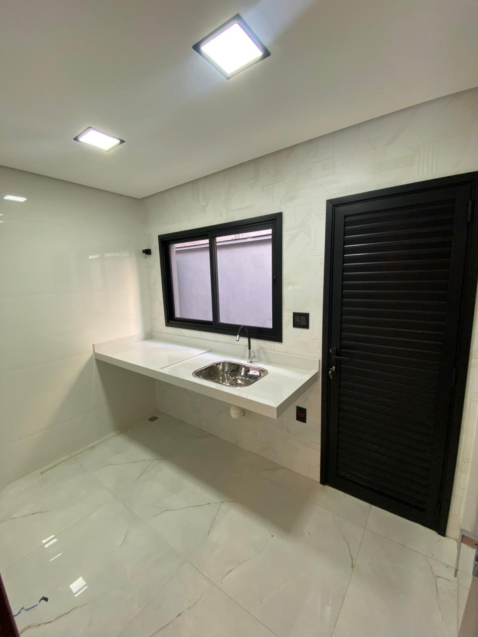 Casa à venda com 3 quartos, sendo 1 suíte, no condomínio Jardim Flamboyant, Hortolândia - SP