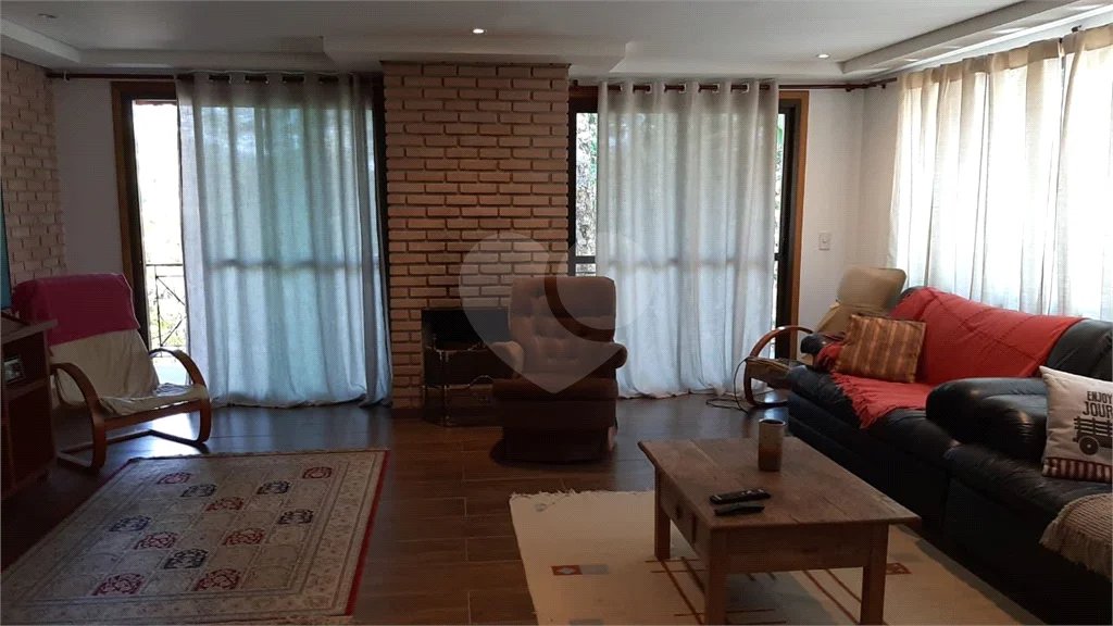 Casa à venda ou para alugar com 5 quartos, sendo 4 suítes, no condomínio Associação Reserva das Hortênsias, Mairiporã - SP