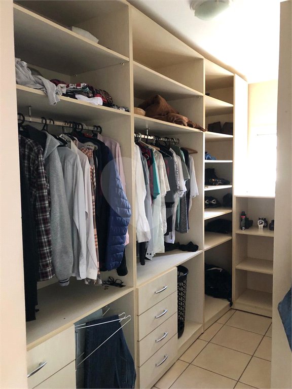 Casa à venda com 4 quartos, sendo 2 suítes, no condomínio Zuleika Jabour, Salto - SP