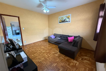 Casa térrea com piscina e 3 quartos.