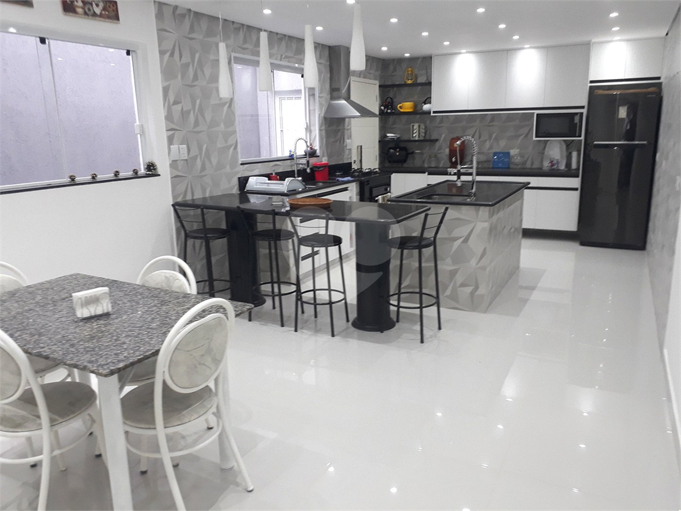 Sobrado à venda com 4 quartos, sendo 1 suíte, em Tremembé, São Paulo, SP