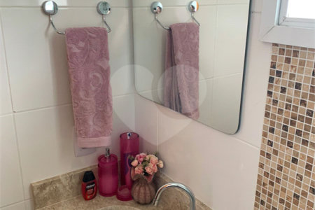 Casa à venda com 3 quartos, sendo 1 suíte, no condomínio Parque Vitória, São Paulo - SP