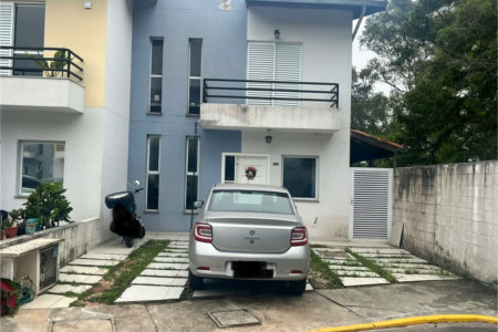 Casa à venda com 3 quartos, sendo 1 suíte, no condomínio New Village, Cotia - SP