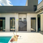 Casa Térrea Evidências - Indaiatuba/SP - R$ 1.950.000,00 - Área Total 307,33 m² - Área Construída 201,90 m² - TÉRREA - 03 suítes sendo a master com closet; Escritório; Lavabo; Cozinha com cooktop, forno, micro-ondas e coifa; Móveis planejados na hall de entrada, sala, escritório, cozinha, gourmet, s