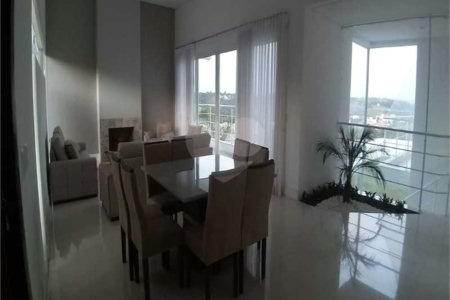 Casa à venda com 5 quartos, sendo 4 suítes, no condomínio Village Saint Charbel, Araçoiaba da Serra - SP