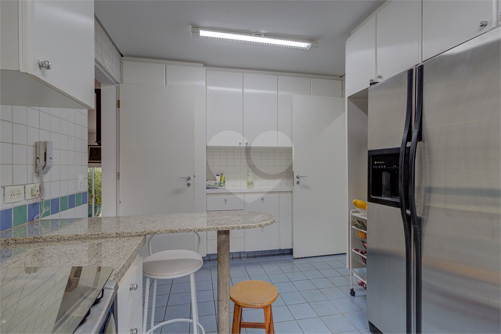 Casa à venda com 4 quartos, sendo 2 suítes, no condomínio Vila Antonieta, São Paulo - SP