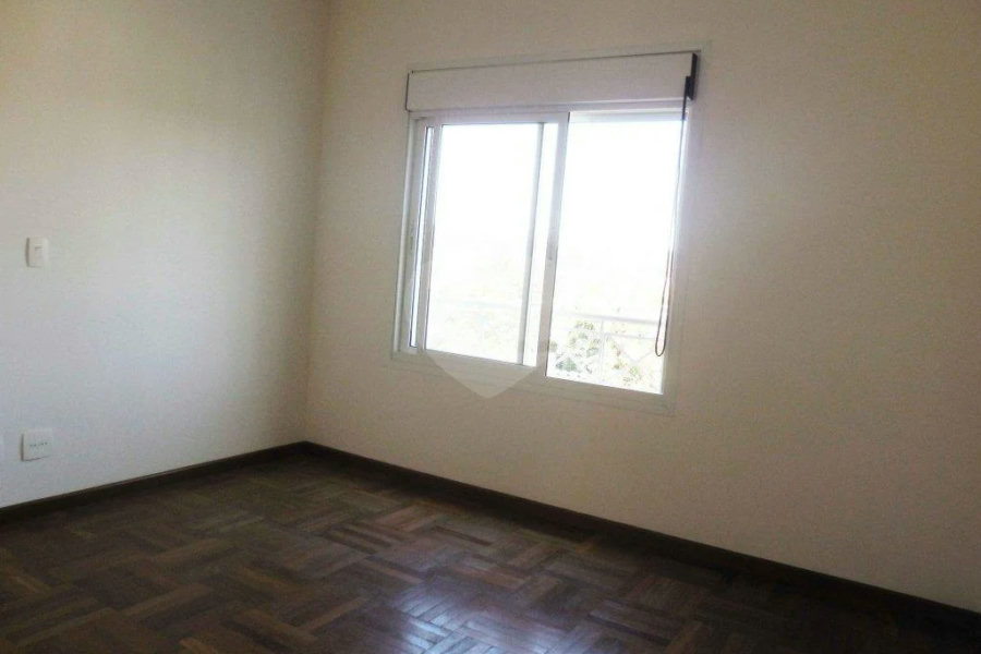 Casa à venda com 4 quartos, sendo 2 suítes, no condomínio Bristol Village, São Paulo - SP