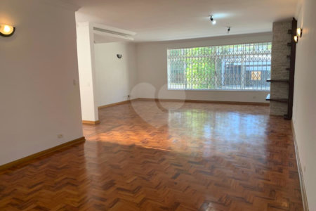 Casa à venda com 4 quartos, sendo 2 suítes, em Brooklin, São Paulo, SP