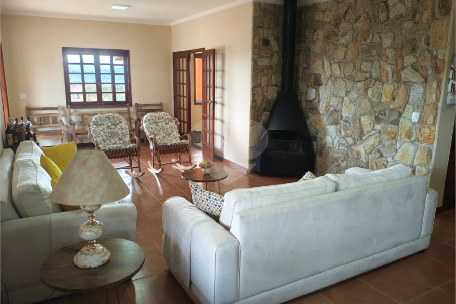 Casa à venda com 4 quartos, sendo 2 suítes,  em Country Residencial Felix, Bom Jesus dos Perdões, SP