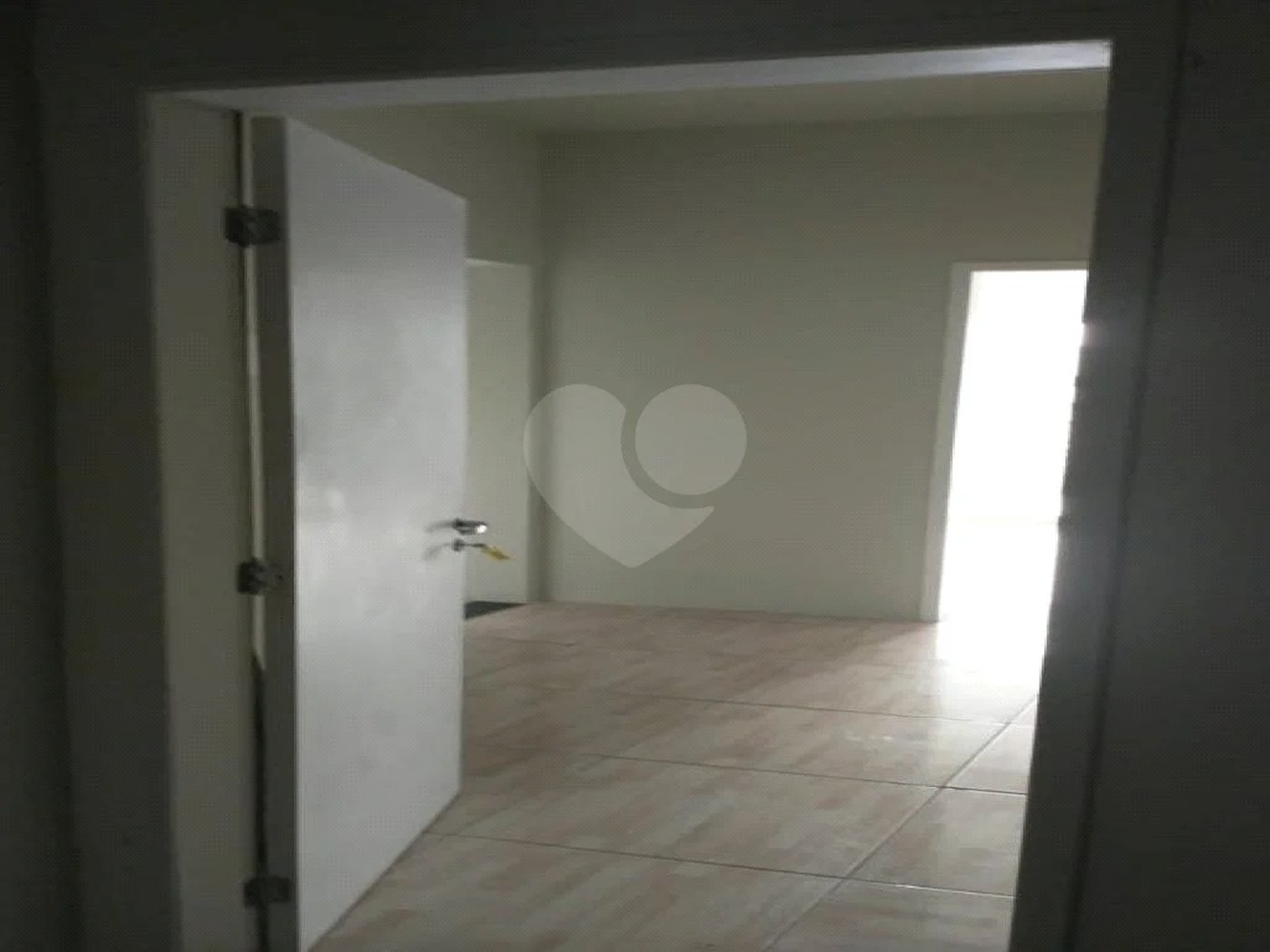 Ótima sala para escritório com 37 m², possui 2 ambientes.