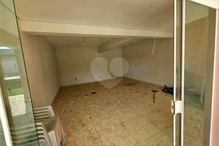 Casa à venda com 4 quartos, sendo 1 suíte,  no condomínio Jardim Shangri-lá, Atibaia - SP