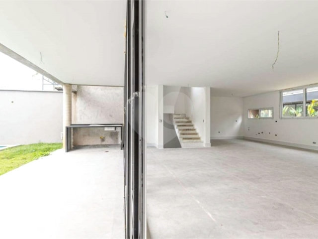 Casa à venda com 4 suítes no condomínio Venezia, São Paulo - SP