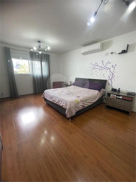Casa à venda com 5 quartos, sendo 3 suítes, no condomínio Swiss Park, São Bernardo do Campo - SP
