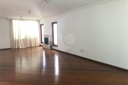 Casa à venda com 4 suítes no condomínio Vila das Emboabas, São Paulo - SP