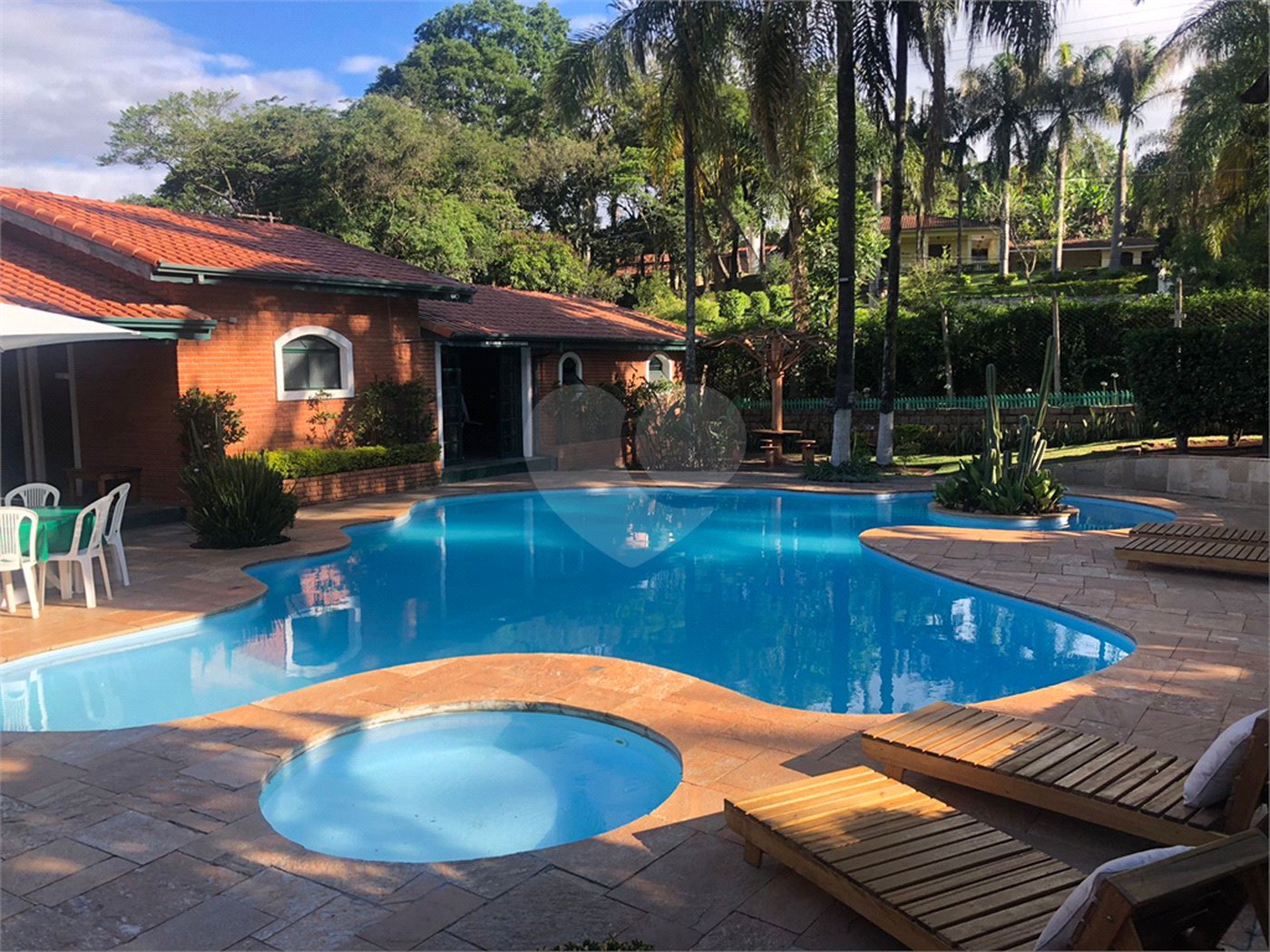Chácara à venda com 10 quartos, sendo 2 suítes, em Mombaça, São Roque, SP