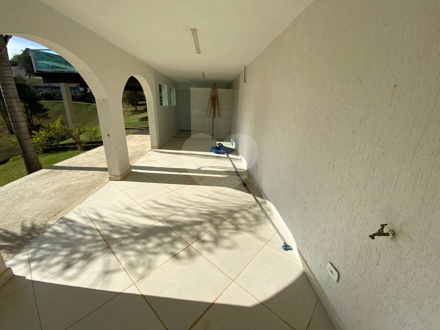 Casa à venda com 5 quartos, sendo 4 suítes, no condomínio Vilarejo Estoril, Mairiporã - SP
