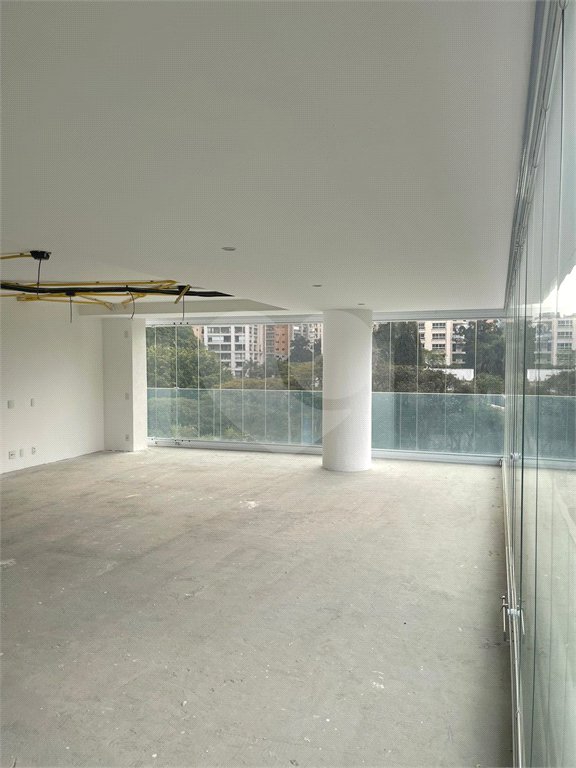 Apartamento à venda com 3 suítes em Moema, São Paulo, SP