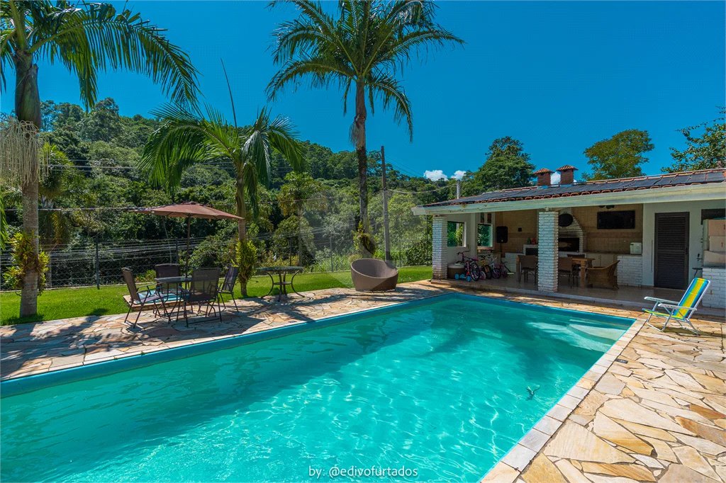 Casa à venda com 4 suítes no condomínio Vale da Santa Fé, Vinhedo - SP