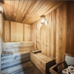 Apartamento para locação com 2 dormitórios, sendo 1 suíte com 02 vagas, totalmente climatizado nos 3 ambientes