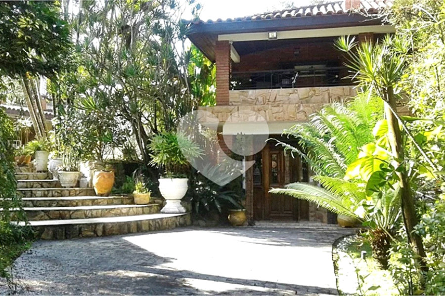 Casa à venda com 4 quartos, sendo 1 suíte, no condomínio Associação Reserva das Hortênsias, Mairiporã - SP