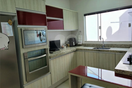 Casa térrea para venda em Araraquara/SP.