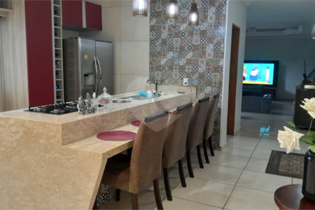 Chácara em Área Rural de Piracaia, com casa principal + 4 kitnets alugadas, excelente localização