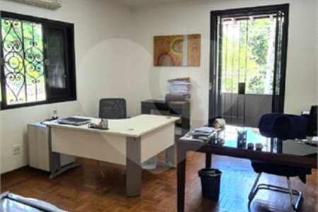 Sobrado à venda com 4 quartos, sendo 1 suíte, em Pacaembu, São Paulo, SP