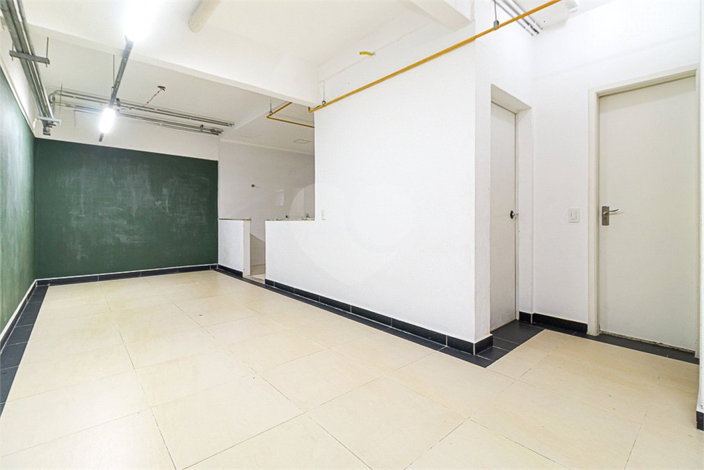 Casa à venda com 4 quartos, sendo 2 suítes, no condomínio Vila das Andorinhas, São Paulo - SP