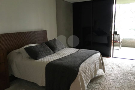 Apartamento reformado de 511m2 à venda com 4 suítes e 3 vagas no Morumbi