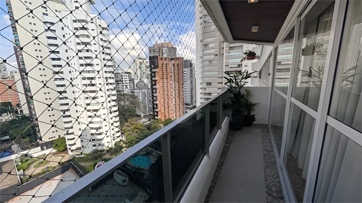 Apartamento à venda com 4 quartos, sendo 1 suíte, em Campo Belo, São Paulo, SP