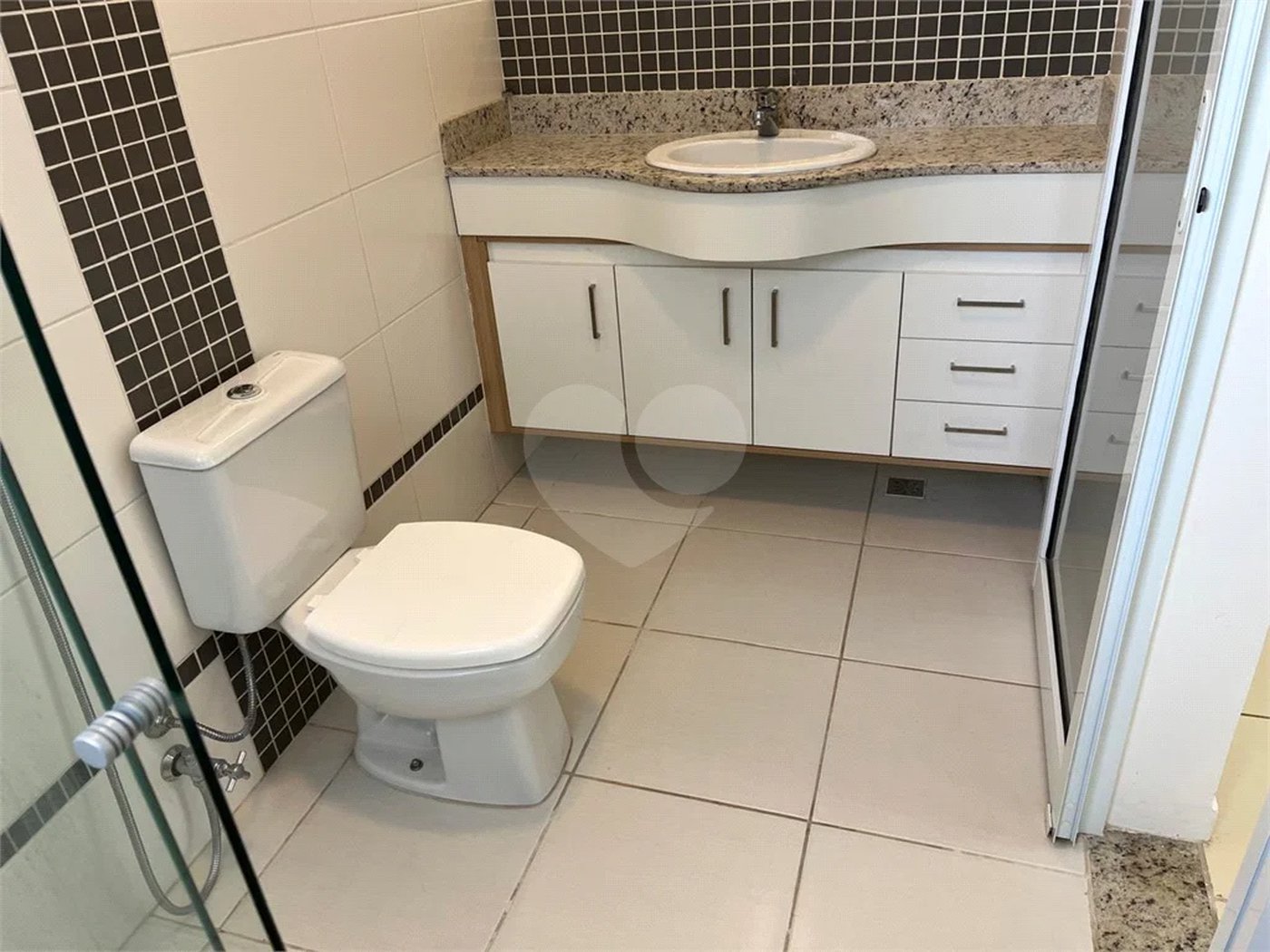 Casa para alugar com 3 suítes no condomínio Figueira Garden, Atibaia - SP