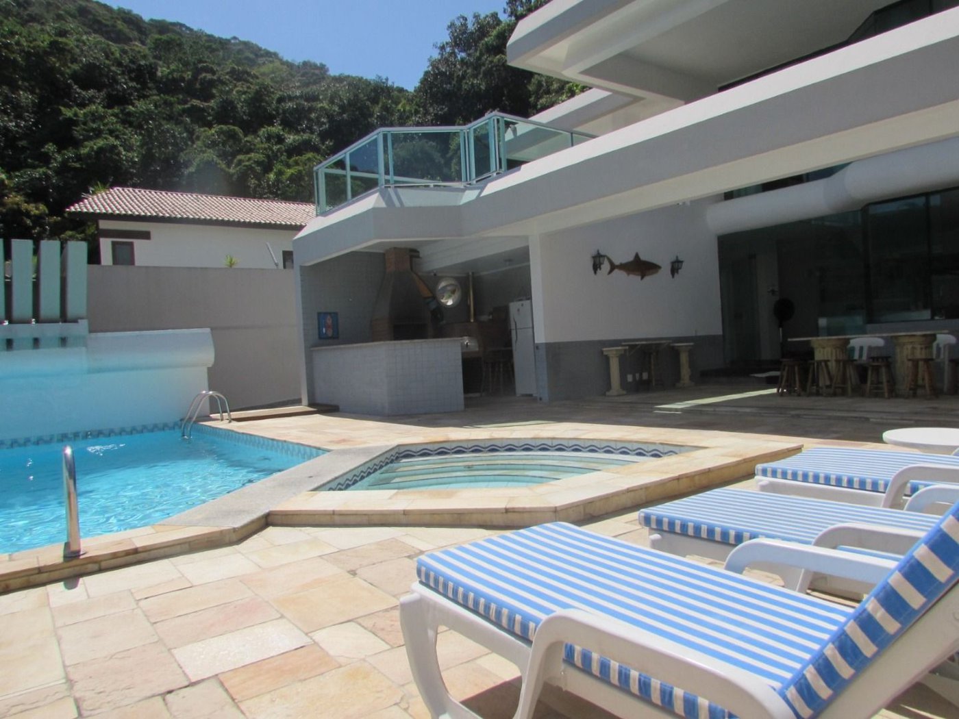 Casa de Alto Padrão com 5 Suítes e Lazer Completo– Guarujá