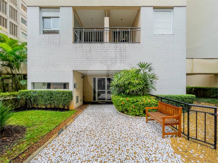 **Apartamento reformado em Higienópolis | 75 m² | 2 dormitórios | 2 banheiros | 1 vaga**