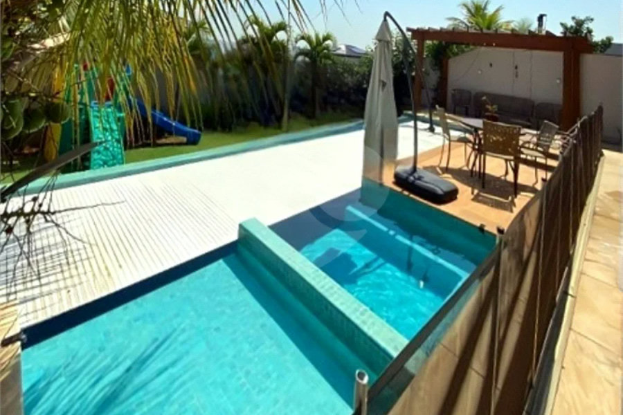 Casa de Alto Padrão em Condomínio com 4 suítes.
