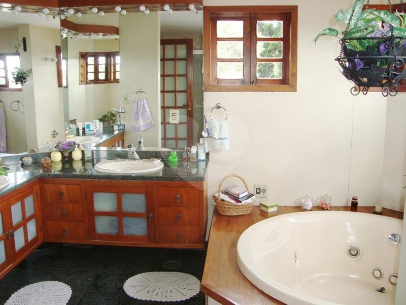 Sobrado à venda com 4 quartos, sendo 2 suítes, em Tremembé, São Paulo, SP