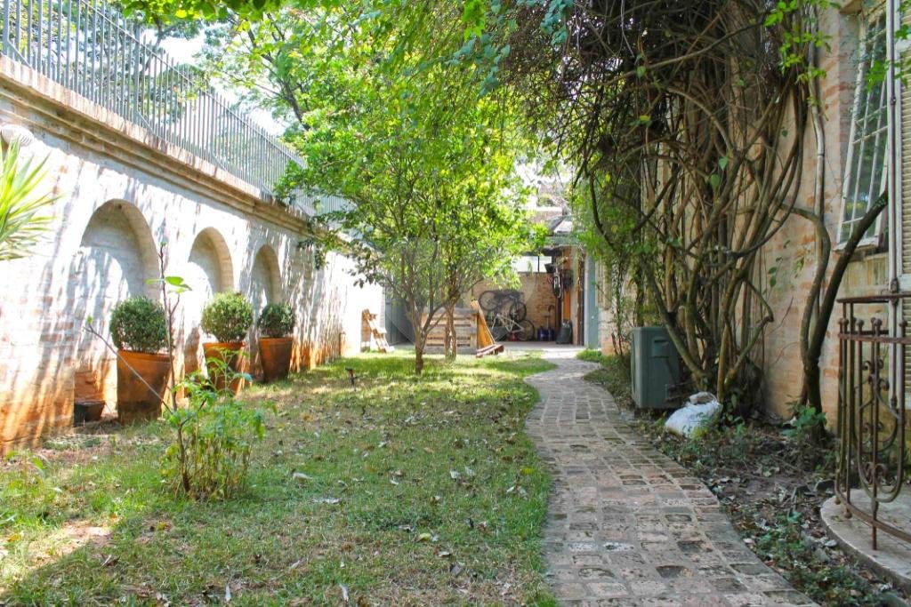 Sobrado à venda com 7 quartos, sendo 5 suítes, em Alto da Boa Vista, São Paulo, SP